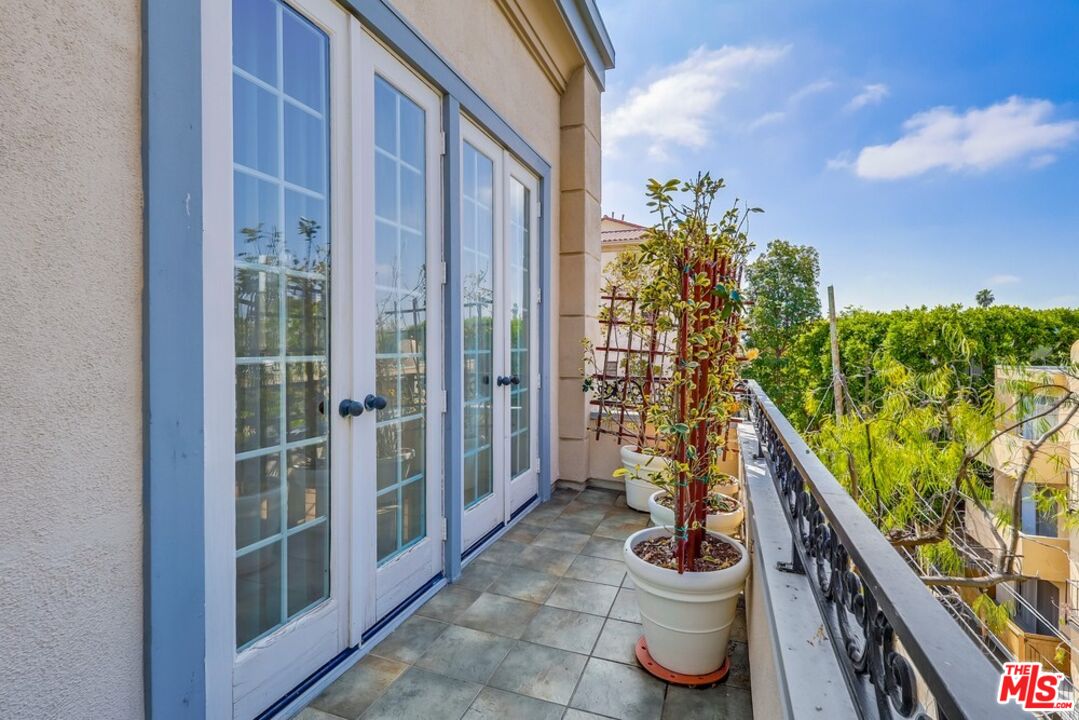 1379 Midvale Ave Unit: 307