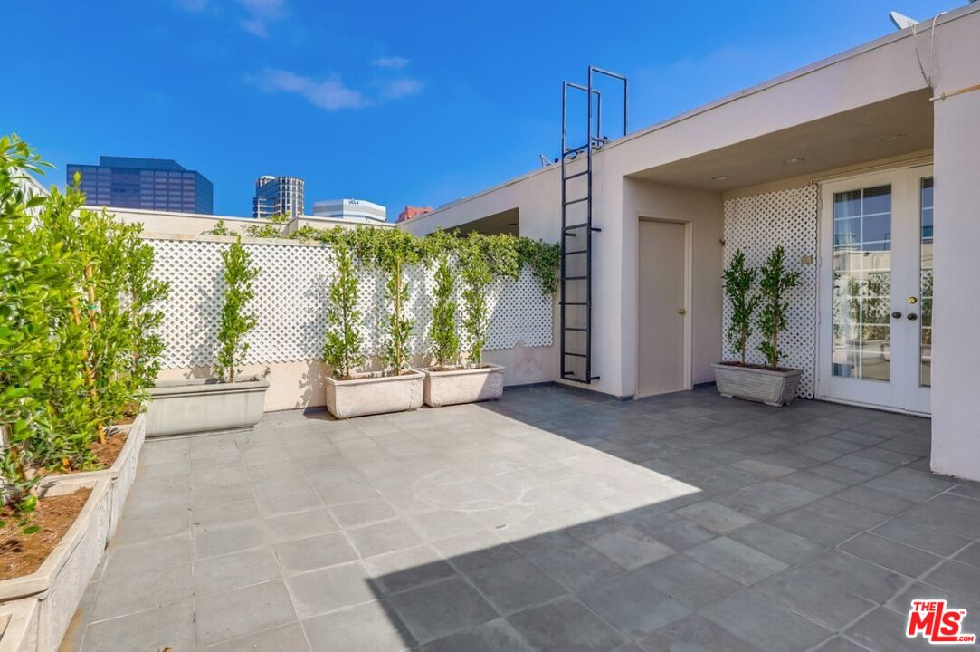 1379 Midvale Ave Unit: 307