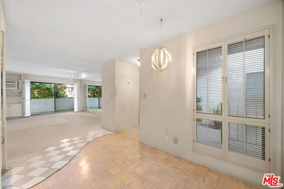 837 N West Knoll Dr Unit: 204