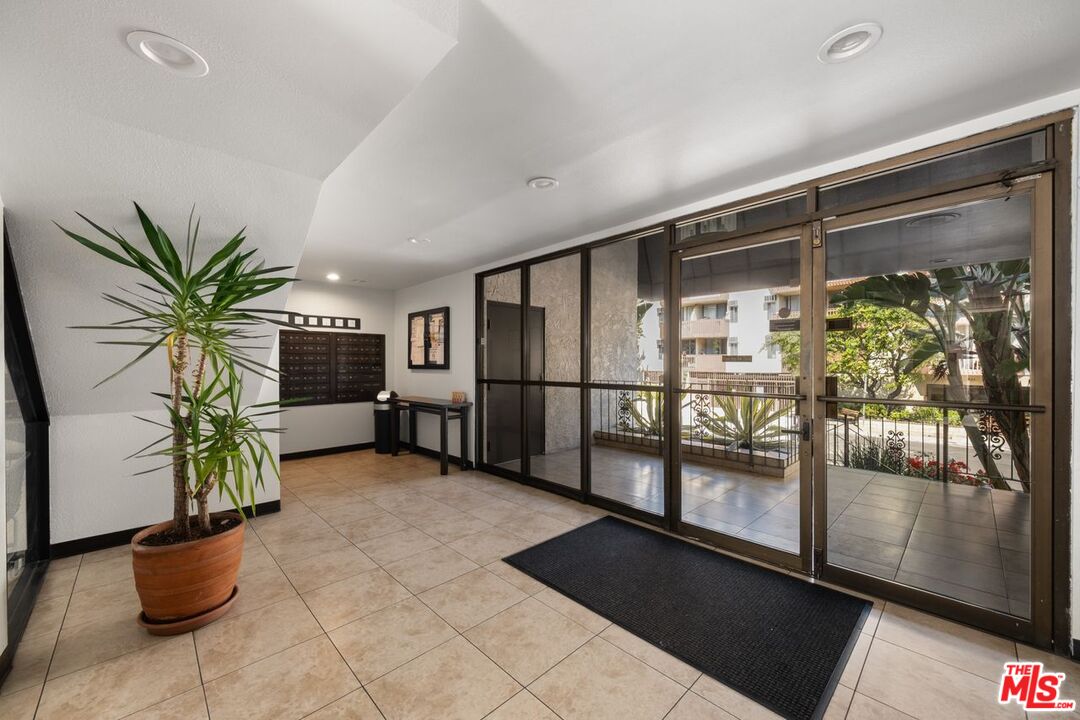 837 N West Knoll Dr Unit: 204