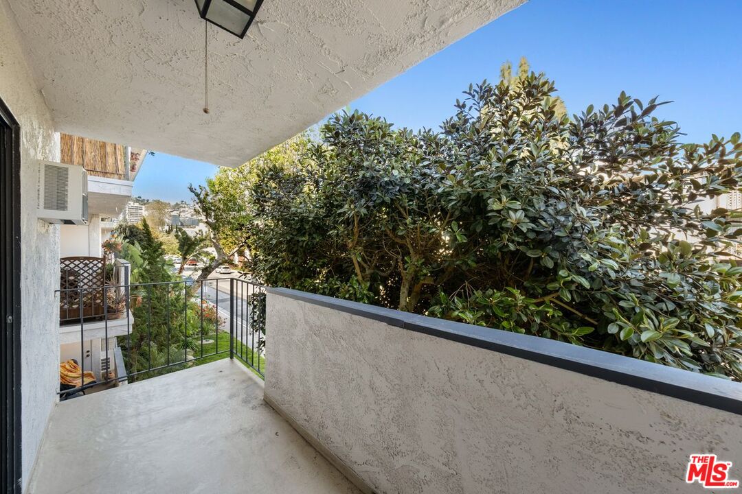 837 N West Knoll Dr Unit: 204