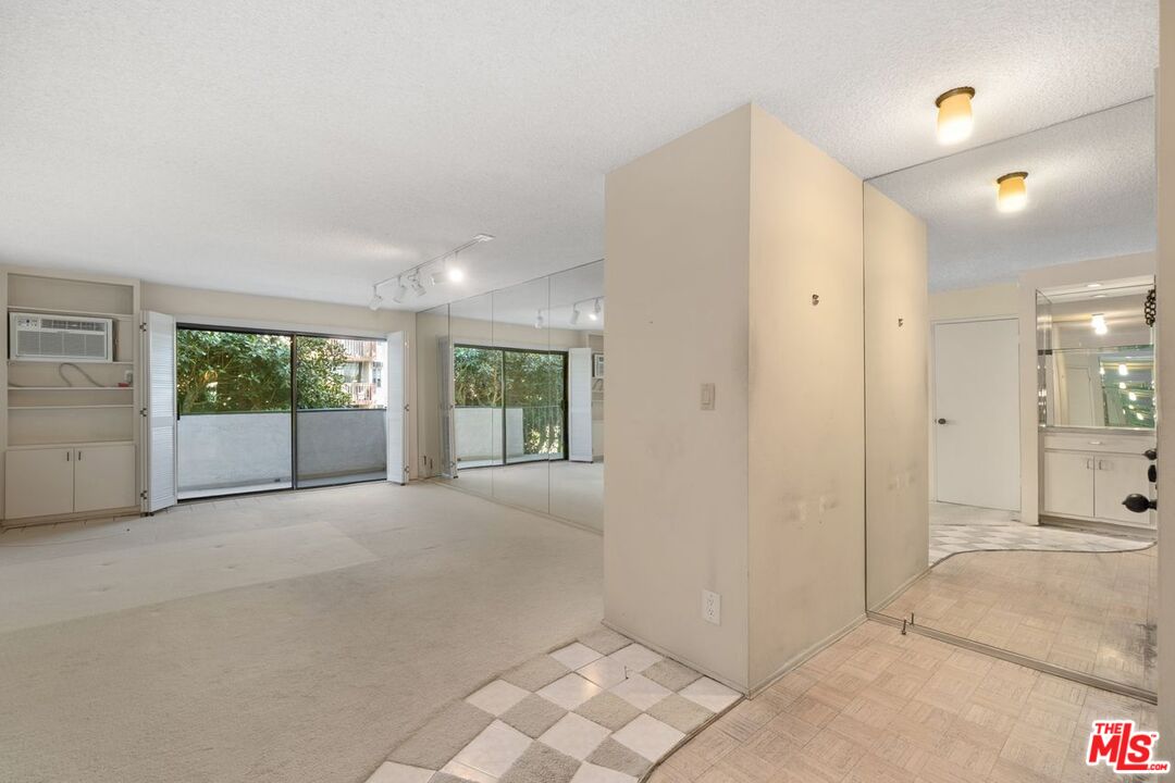 837 N West Knoll Dr Unit: 204