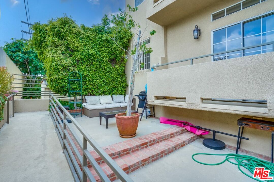 1034 S Shenandoah St Unit: 1