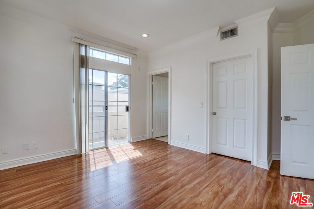 1034 S Shenandoah St Unit: 1