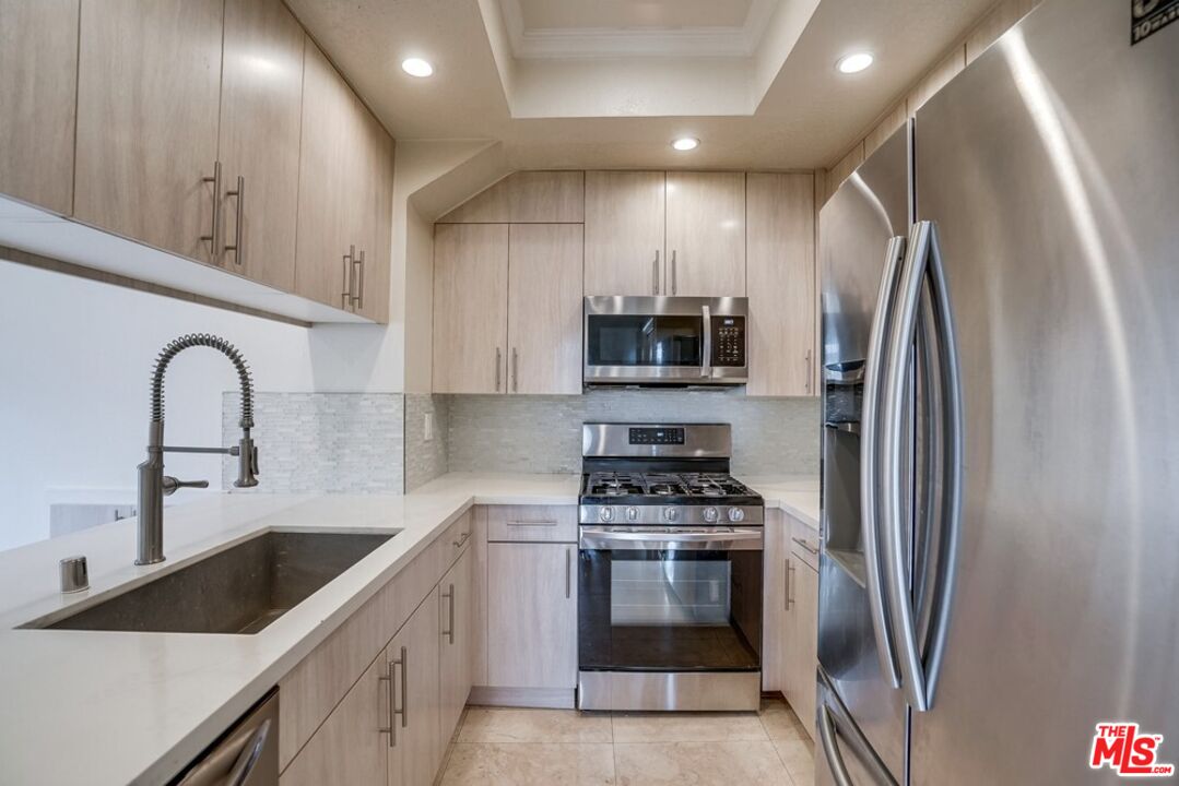 1034 S Shenandoah St Unit: 1