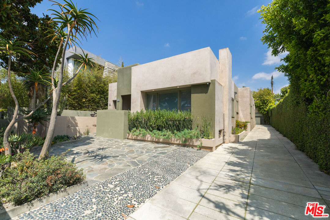 816 N La Jolla Ave