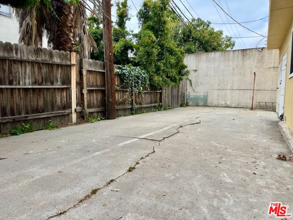 1114 S Sherbourne Dr Unit: 4