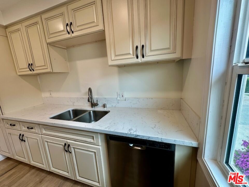 1114 S Sherbourne Dr Unit: 4