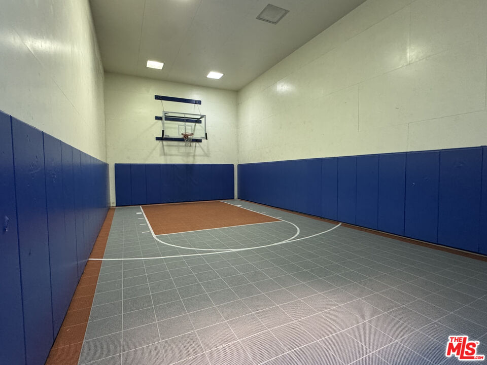 5550 Owensmouth Ave Unit: 318