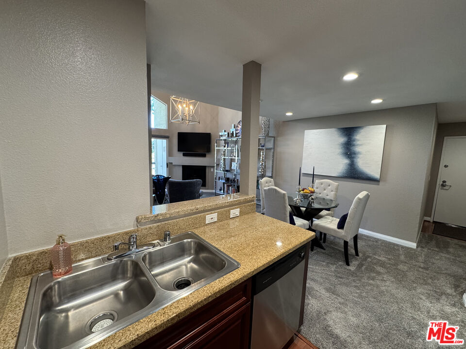 5550 Owensmouth Ave Unit: 318