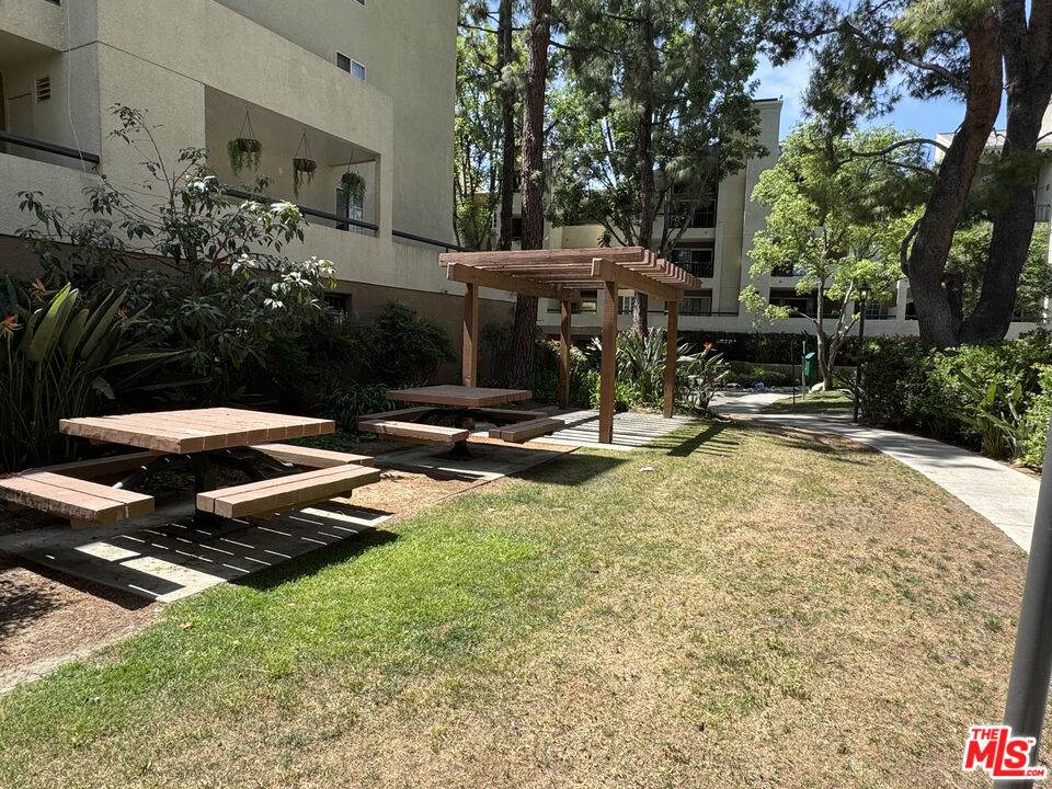 5550 Owensmouth Ave Unit: 318