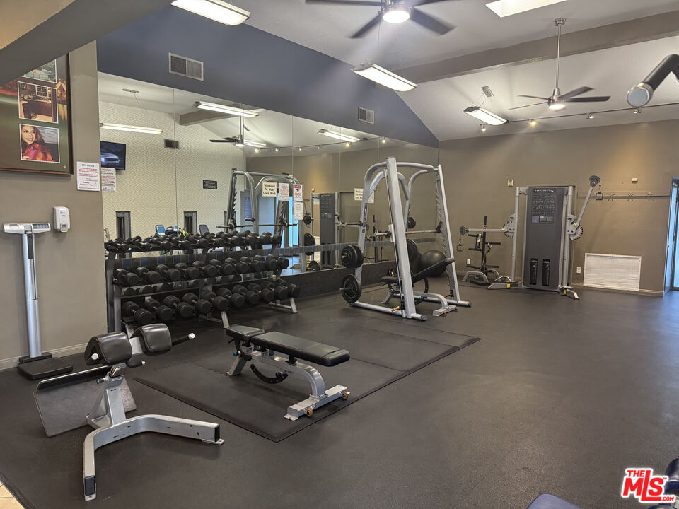 5550 Owensmouth Ave Unit: 318