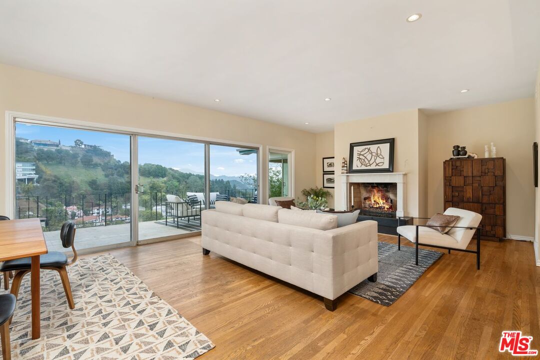 2422 Carman Crest Dr