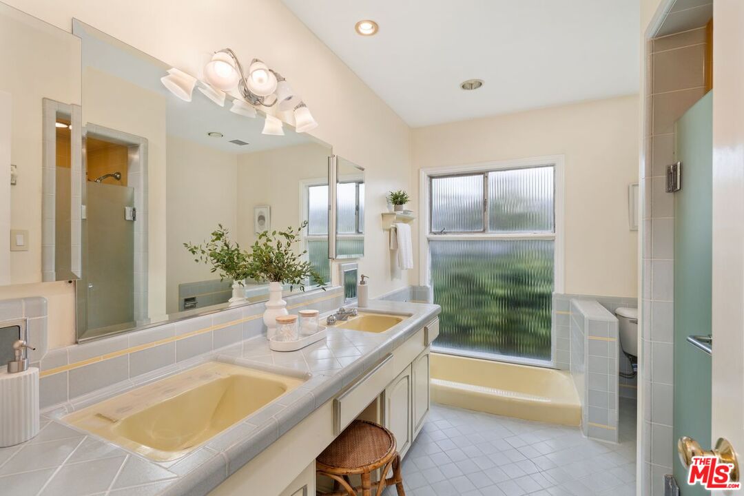 2422 Carman Crest Dr