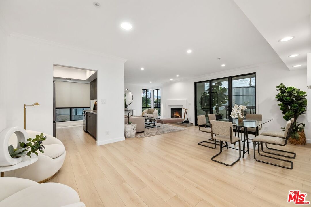 656 N West Knoll Dr Unit: 203