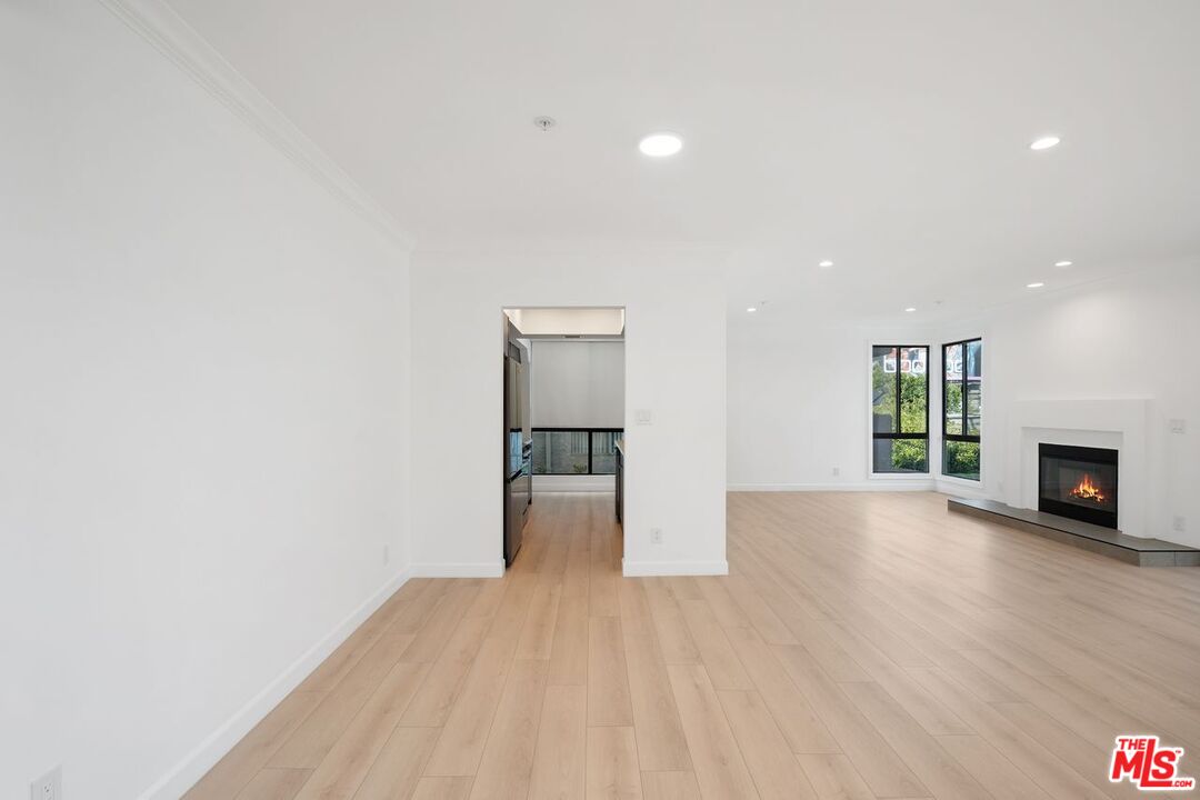 656 N West Knoll Dr Unit: 203