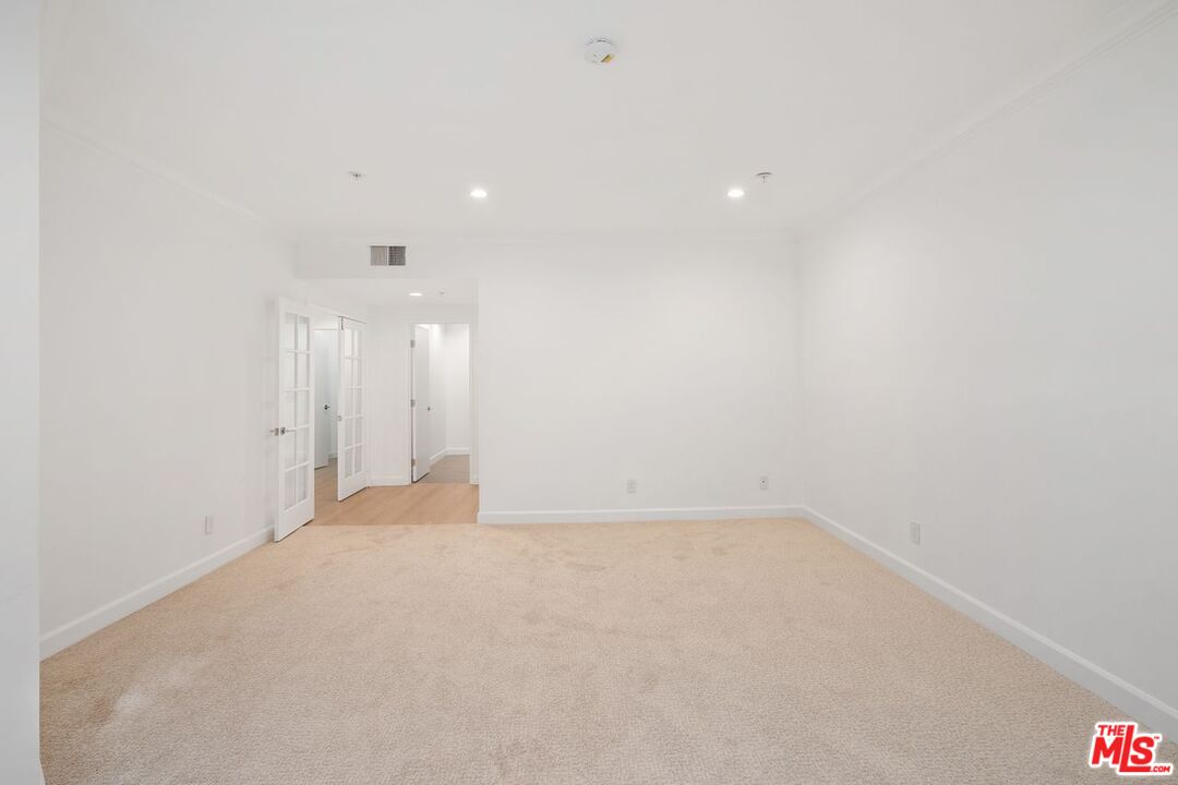 656 N West Knoll Dr Unit: 203