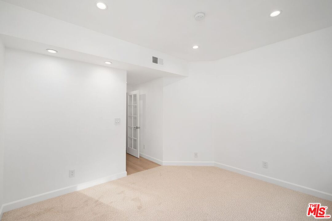 656 N West Knoll Dr Unit: 203