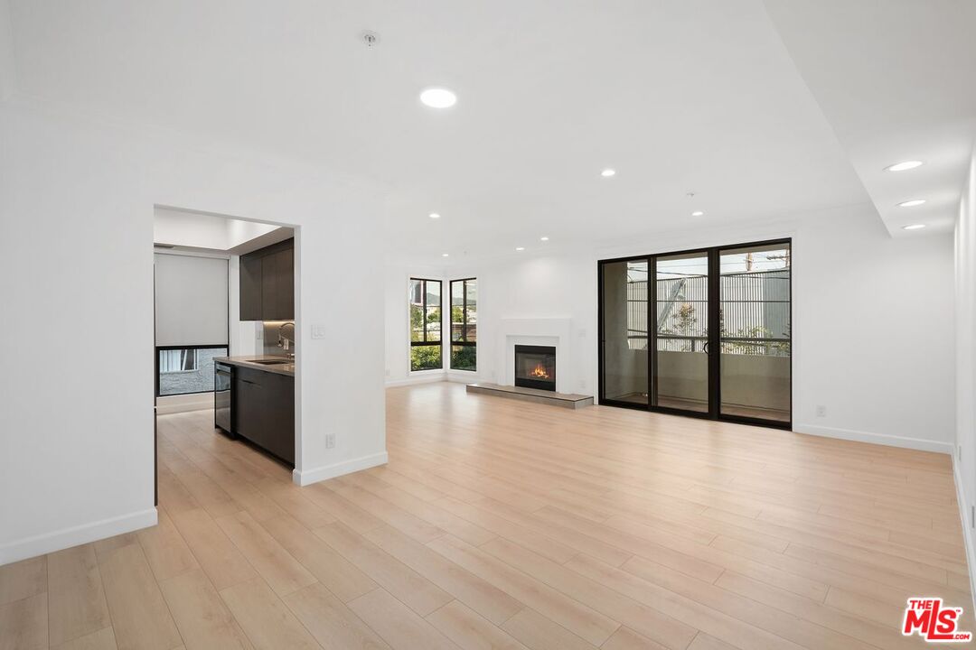 656 N West Knoll Dr Unit: 203