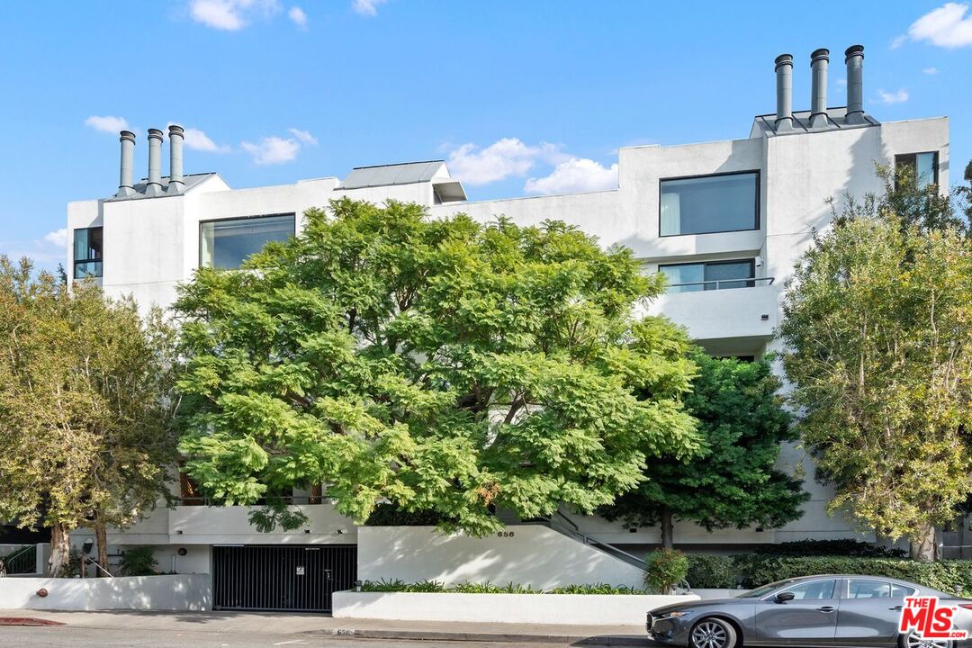 656 N West Knoll Dr Unit: 203