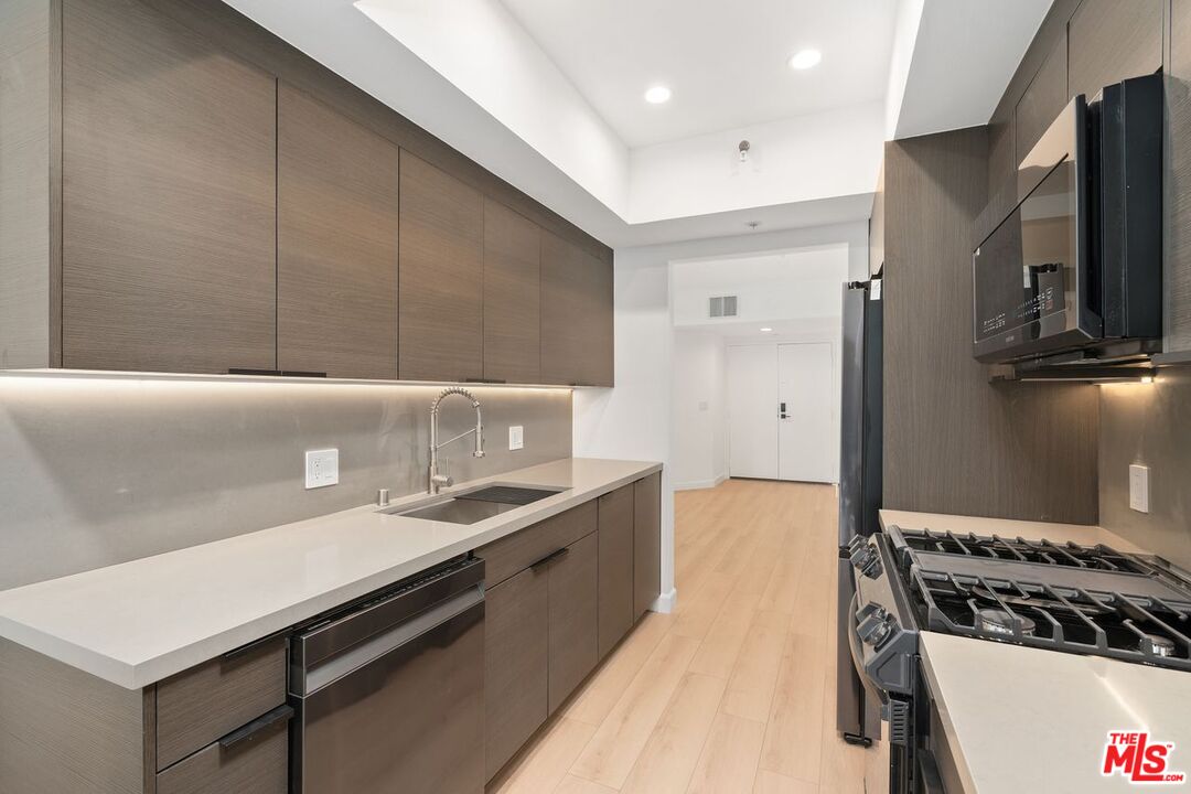 656 N West Knoll Dr Unit: 203