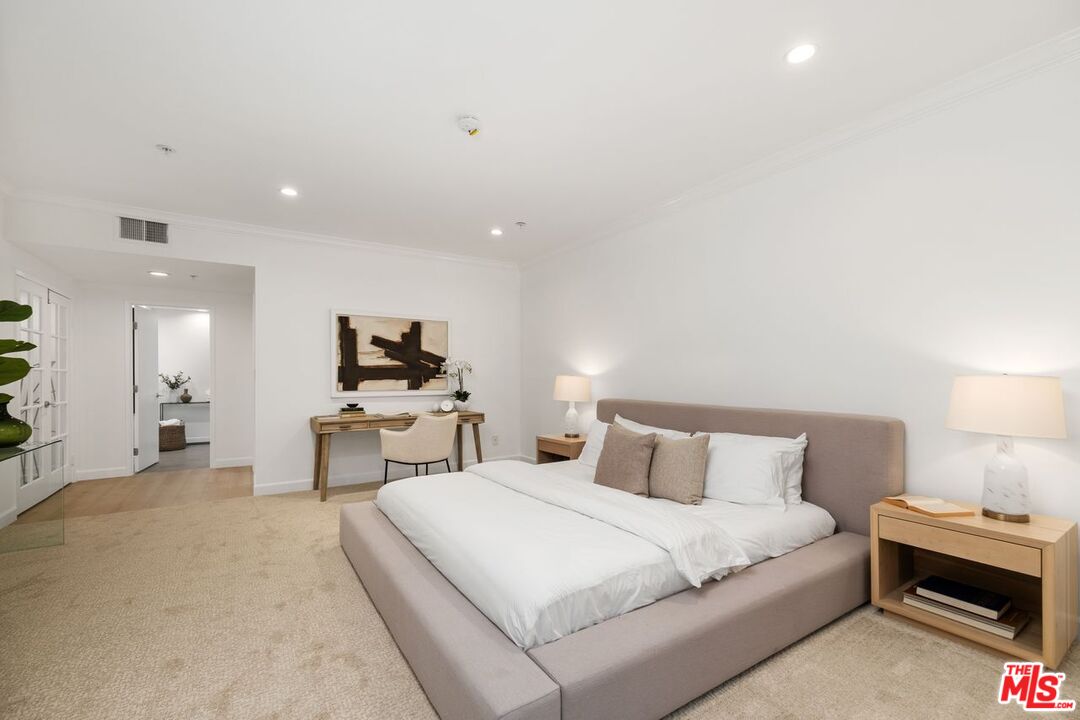 656 N West Knoll Dr Unit: 203