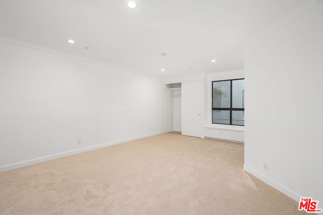 656 N West Knoll Dr Unit: 203