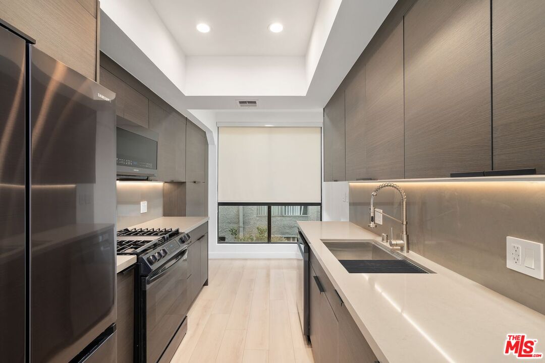 656 N West Knoll Dr Unit: 203