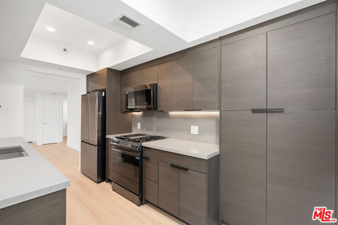 656 N West Knoll Dr Unit: 203