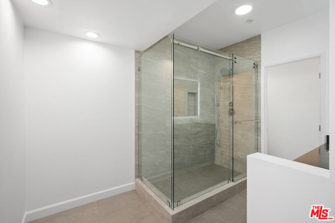 656 N West Knoll Dr Unit: 203