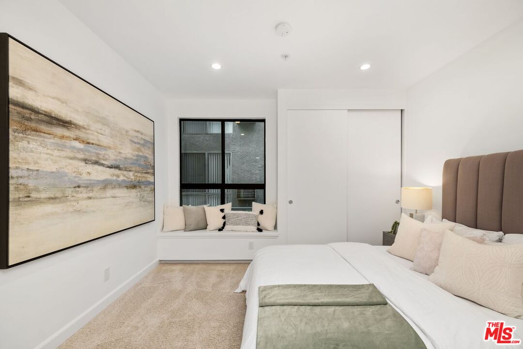 656 N West Knoll Dr Unit: 203