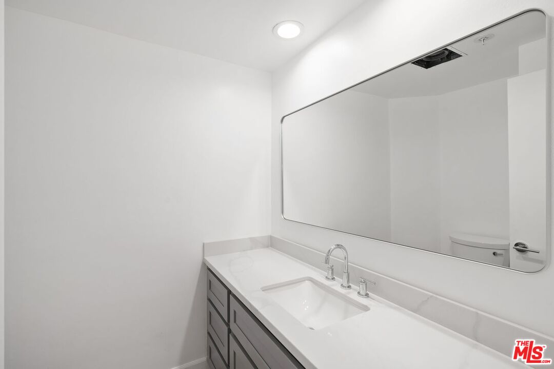 656 N West Knoll Dr Unit: 203