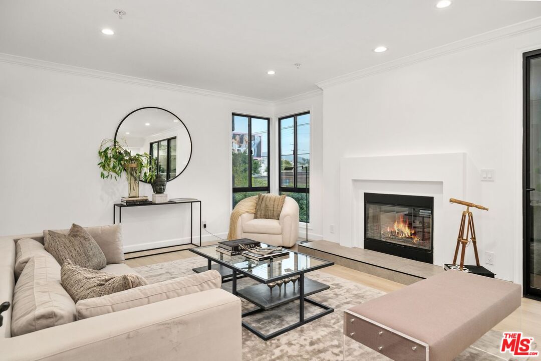 656 N West Knoll Dr Unit: 203