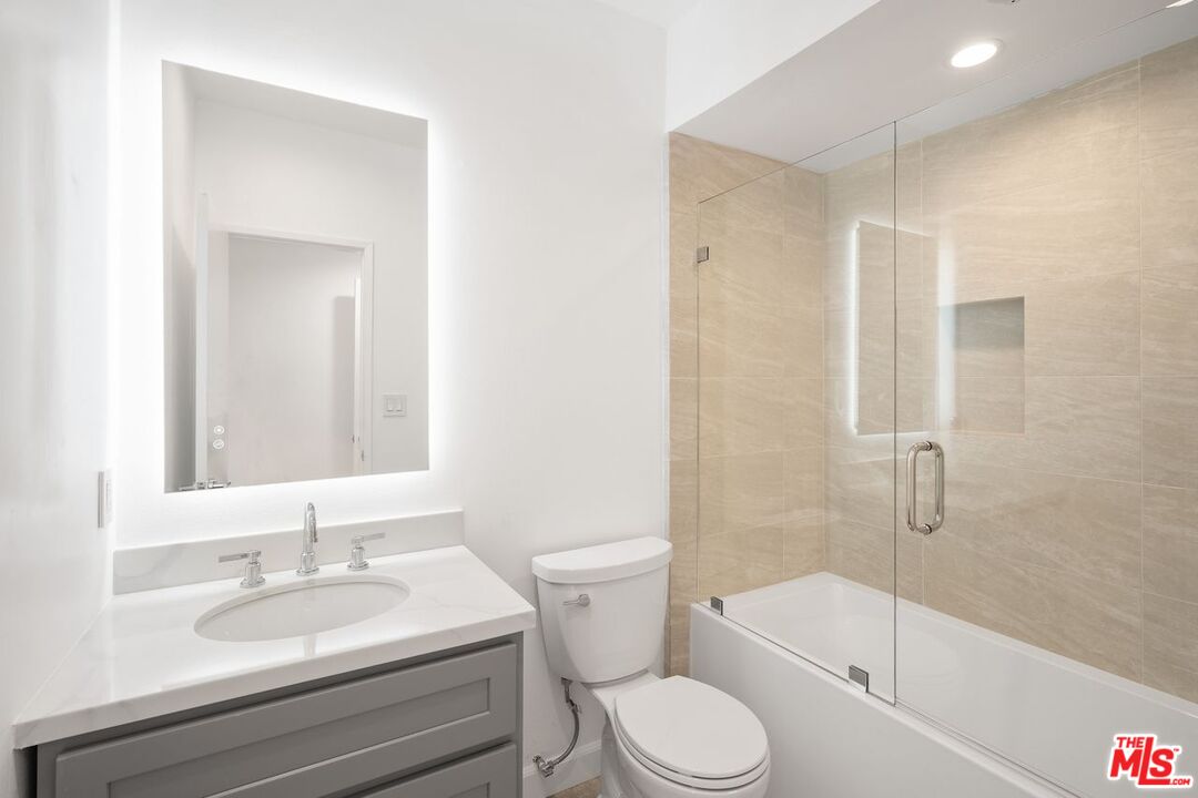 656 N West Knoll Dr Unit: 203