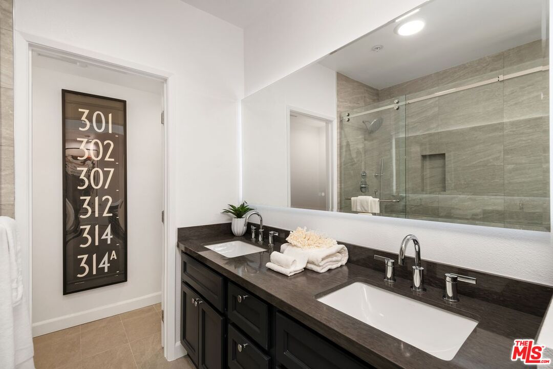 656 N West Knoll Dr Unit: 203