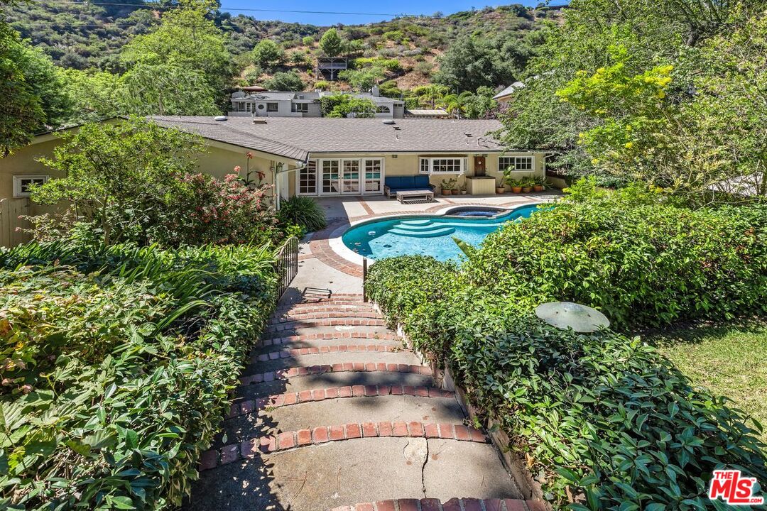 1834 Roscomare Rd
