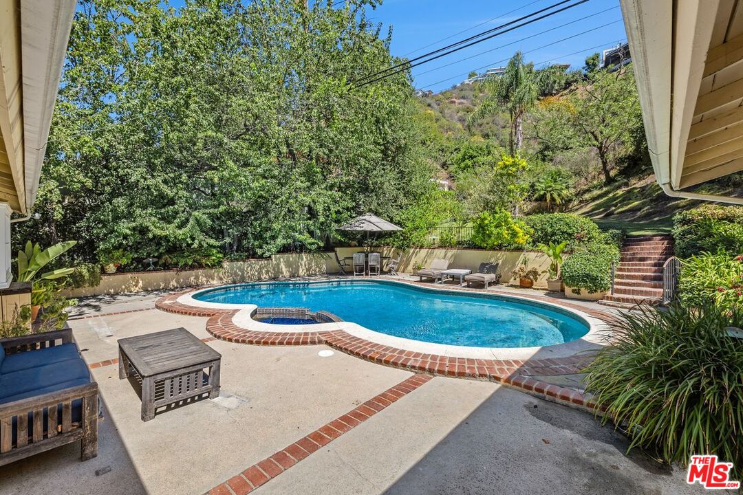 1834 Roscomare Rd