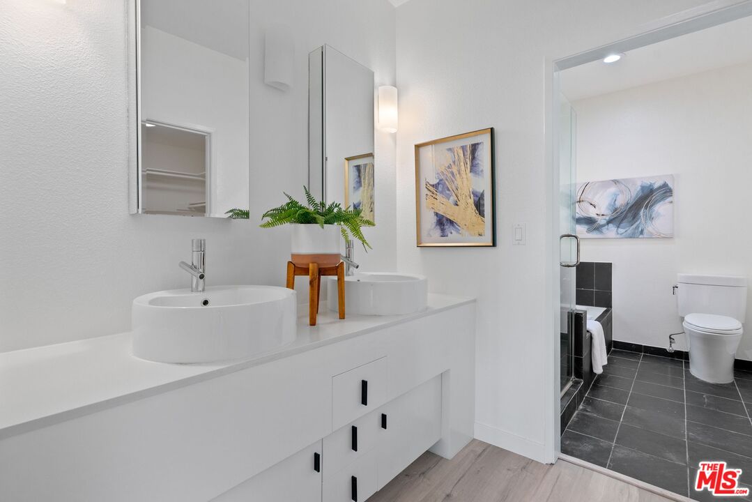 1140 Alta Loma Rd Unit: 201