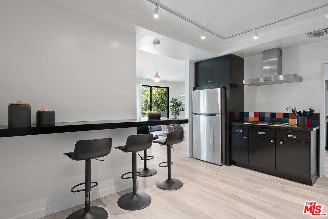 1140 Alta Loma Rd Unit: 201