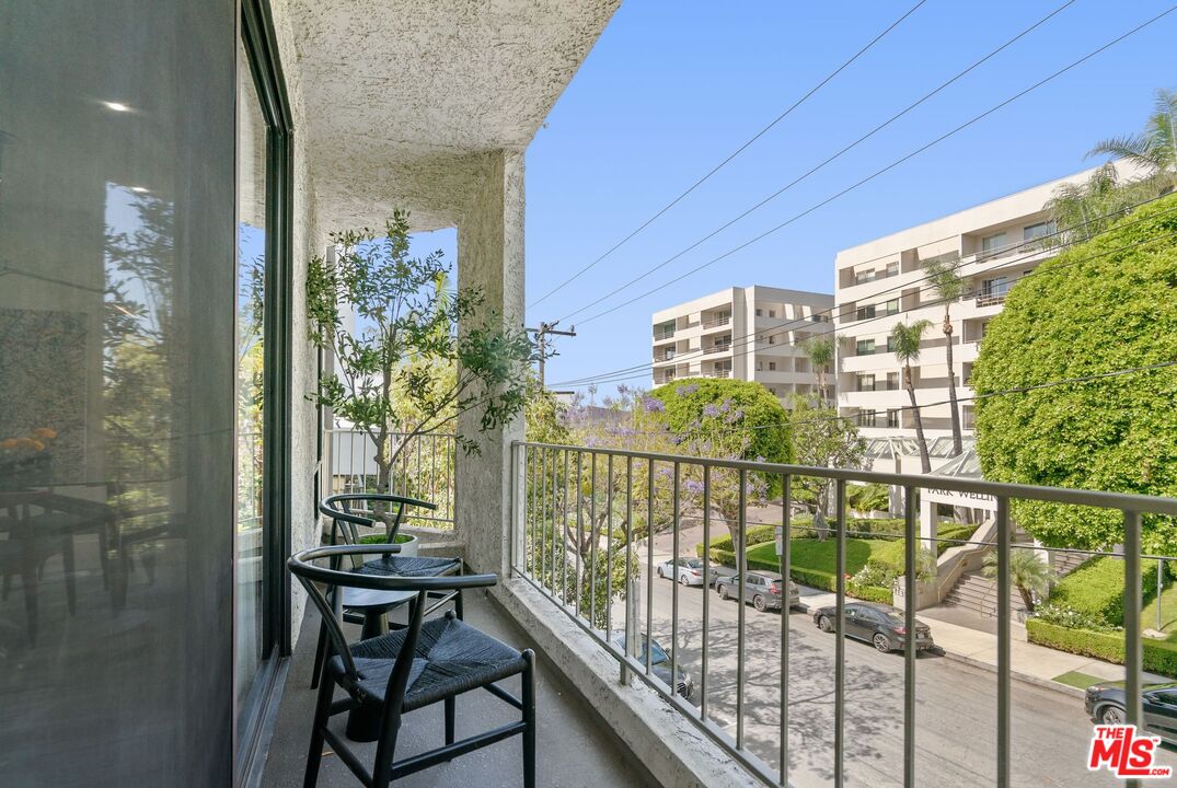 1140 Alta Loma Rd Unit: 201