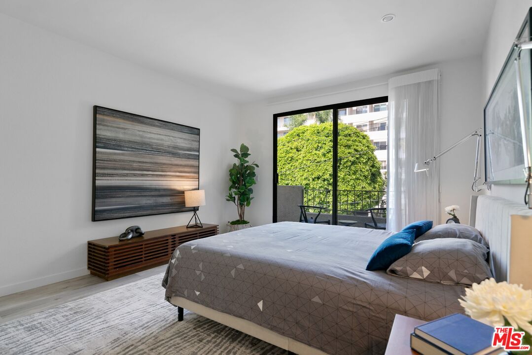 1140 Alta Loma Rd Unit: 201