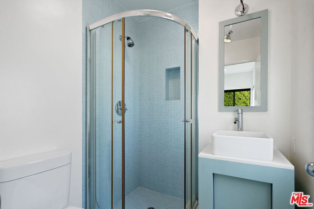 1140 Alta Loma Rd Unit: 201