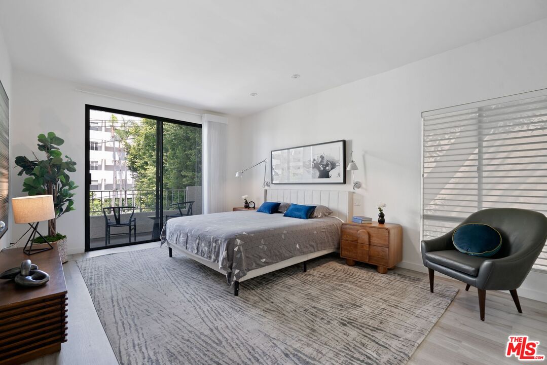 1140 Alta Loma Rd Unit: 201