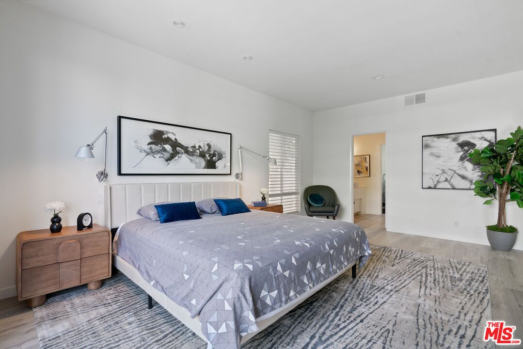 1140 Alta Loma Rd Unit: 201