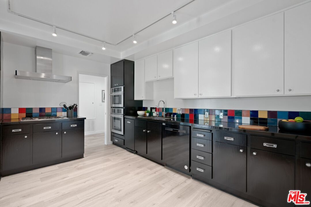 1140 Alta Loma Rd Unit: 201