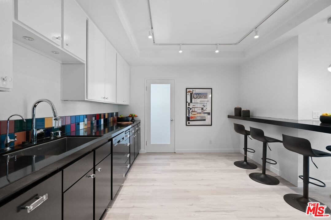 1140 Alta Loma Rd Unit: 201