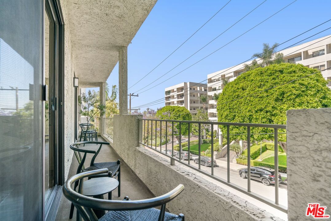 1140 Alta Loma Rd Unit: 201
