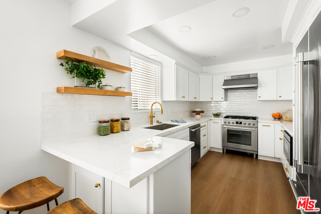 14106 Dickens St Unit: 105