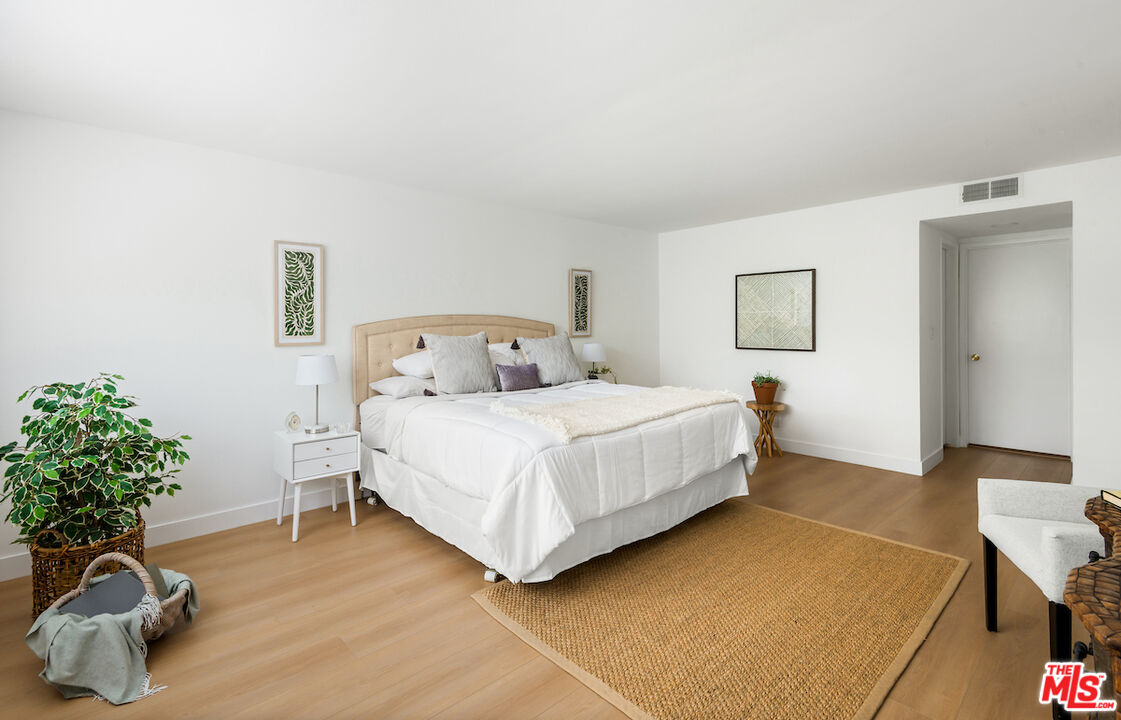 14106 Dickens St Unit: 105