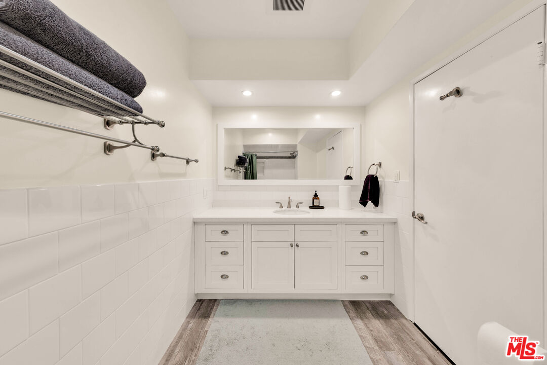 15248 Dickens St Unit: 103